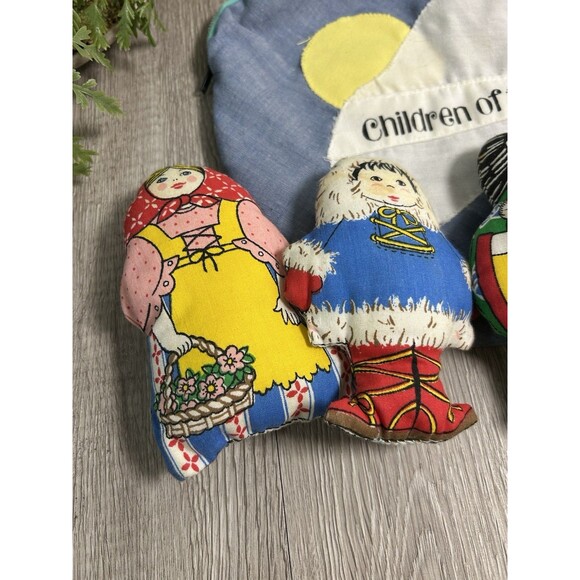 Vintage Children of the World Small Cloth Fabric Dolls Set Of 5 + Bag READ - Picture 2 of 12